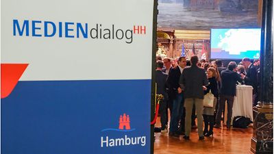  Viele Personen stehen zusammen beim Empfang zum Mediendialog im Großen Festsaal des Hamburger Rathauses.