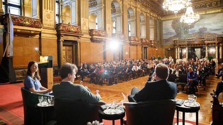  Pinar Atalay, Wolfgang Blau, Präsident des Verlagshauses Condé Nast International, und Senator Dr. Carsten Brosda zusammen im Gespräch im Großen Festsaal des Hamburger Rathauses.