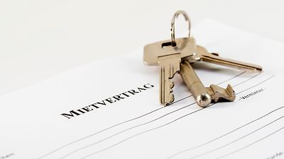  Schlüssel und Mietvertrag