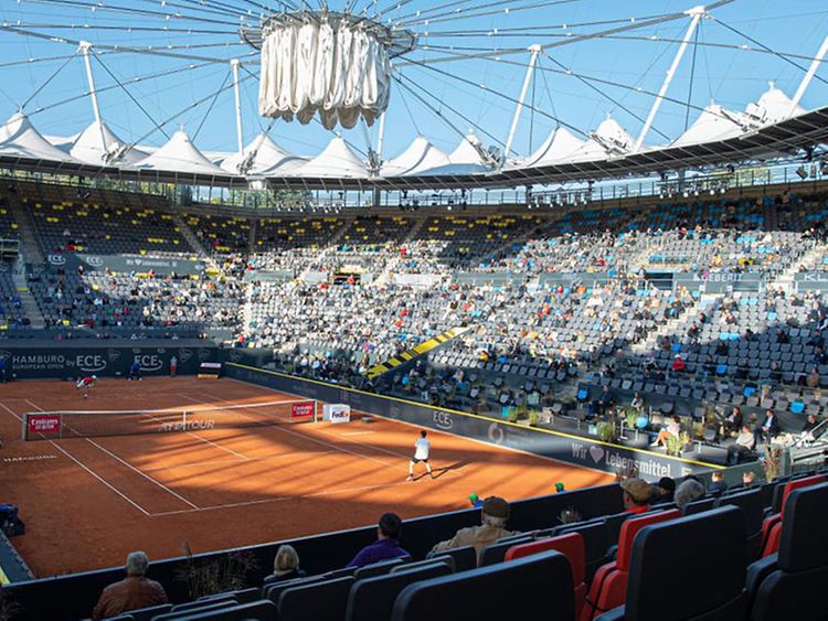  Das Tennisstadion am Rothenbaum. Auf dem roten Sandplatz stehen zwei Tennisspieler. Auf den Tribünen sitzen viele Zuschauer.