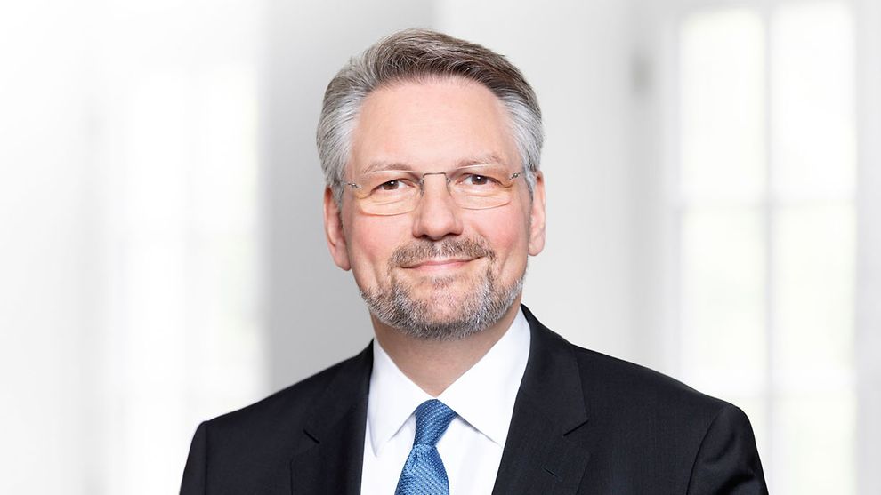 Porträt von Prof. Dr. Hans-Jörg Czech mit hellblauer Krawatte