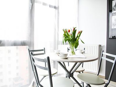  Tisch mit Stühlen und Vase mit Tulpen