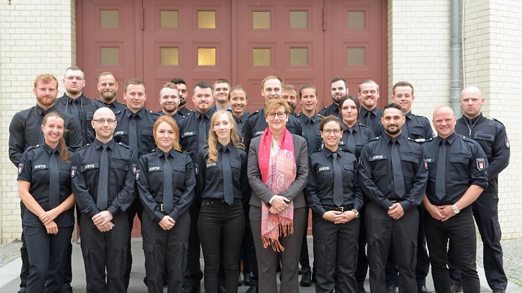  Staatsrätin Katja Günther begrüßt sieben angehende Vollzugsbeamtinnen und 17 angehende Vollzugsbeamten zu Beginn ihrer Ausbildung in der Justizvollzugsschule.