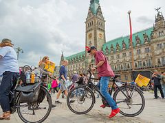  Fahrradfahrer vor dem Rathaus