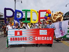  Mitglieder der Hamburger Delegation nehmen mit einem Transparent an der Chicago Pride Parade teil.