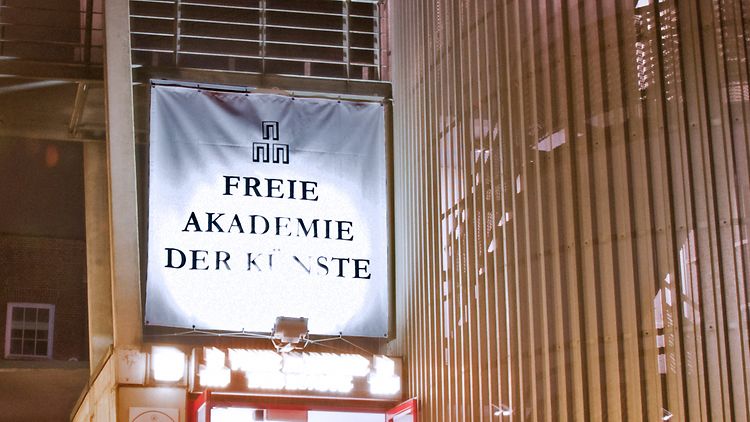 Eingang zur Freien Akademie der Künste Hamburg mit rotem Teppich