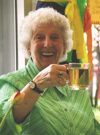 Eine Seniorin erhebt das Glas (Foto: Meyborg)