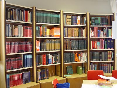  Bücherregal in der Bibliothek