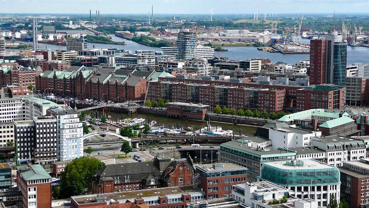  Luftaufnahme über Hamburg.
