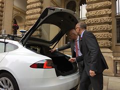  Bürgermeister fährt Tesla