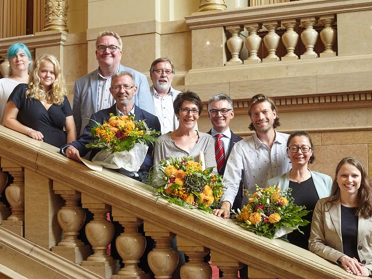  Gruppenbild auf der Treppe im Hamburger Rathaus: Jurorinnen und Juroren mit Preisträgerinnen und Preisträgern