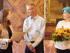  Preisträger Volkert Ruhe, Sozialsenatorin Dr. Melanie Leonhard (li.) und Laudatorin Viola L’Hommedieu.