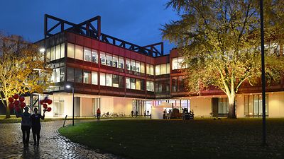  Außenansicht Helmut-Schmidt-Universität bei Nacht