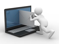  Eine Figur schiebt scheinbar einen großen Briefumschlag durch den Bildschirm eines Laptops