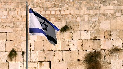  Staatsflagge von Israel vor dem Hintergrund der Klagemauer in Jerusalem