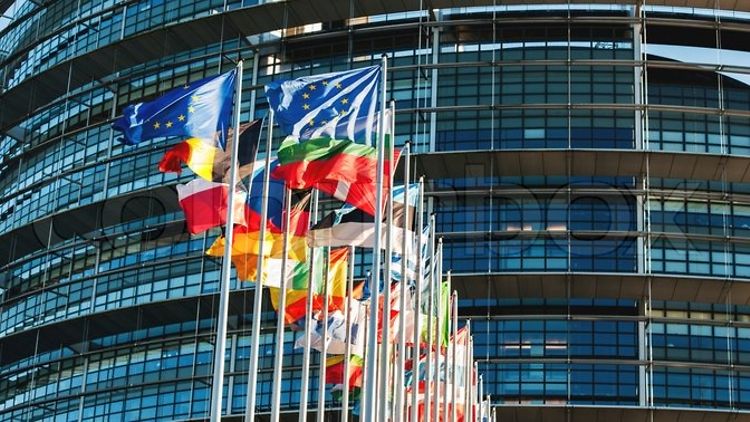  EU-Flaggen vor dem Parlament