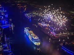  Feuerwerk über dem Kreuzfahrtschiff MSC Grandiosa