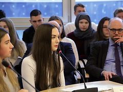  Zwei Schülerinnen spielen die Beisitzer der angeklagten Schule bei der Gerichtsverhandlung.
