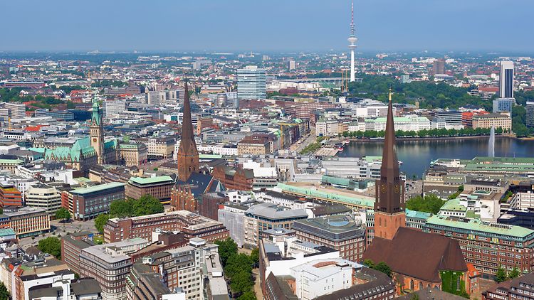  Ein Foto von Hamburg mit Blick auf die Binnenalster.