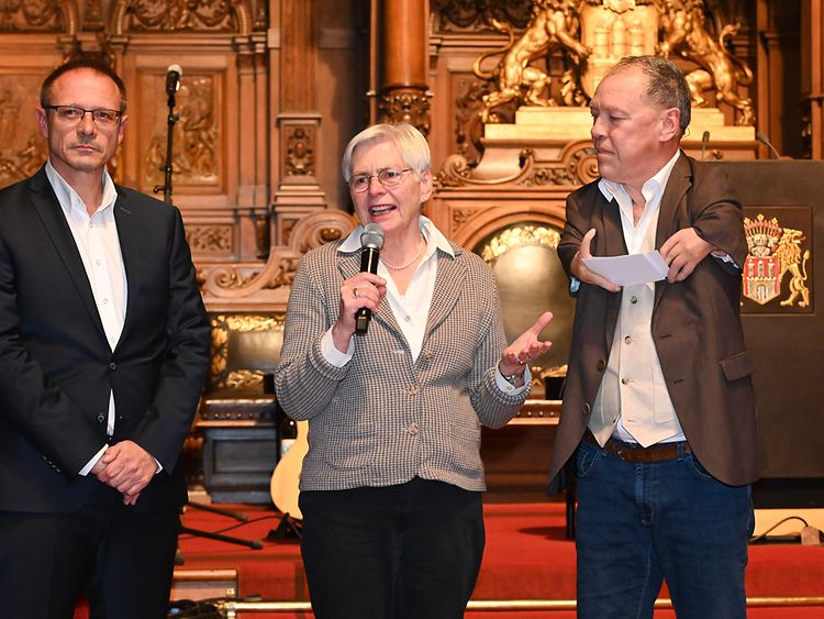 Moderator Klaus Becker interviewt Frau Körner und Herrn Nübel 
