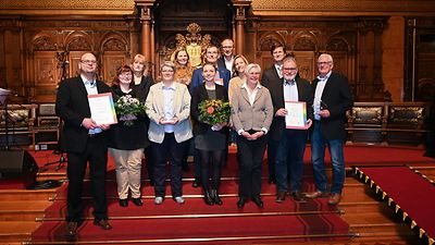  Gruppenfoto mit allen Preisträger*innen des Hamburger Inklusionspreises 2019 und Frau Körner