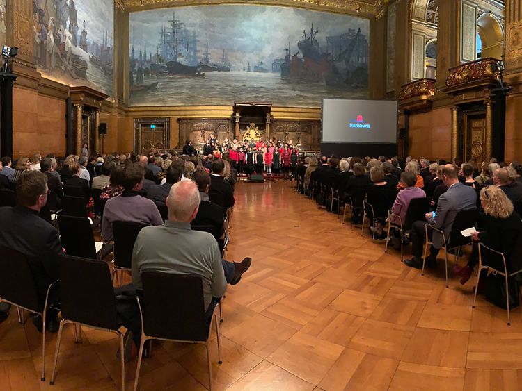  Gäste der Feier in Sitzreihen im Hamburger Rathaus