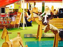  Der bunte Indoor-Abenteuerspielplatz rabatzz hat Rutschen, Hüpfburgen und Kletterseile.