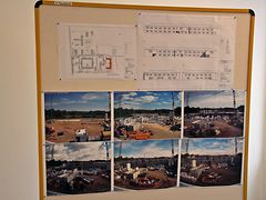  Eine Meterplanwand mit Fotos der Bauphase und Bauzeichnungen.