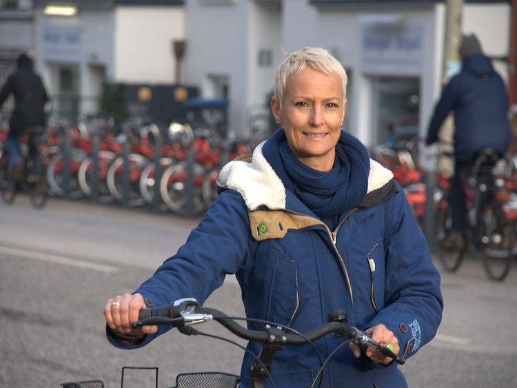  Die Bezirksamtleiterin Altonas Dr. Stefanie Berg am Fahrrad.