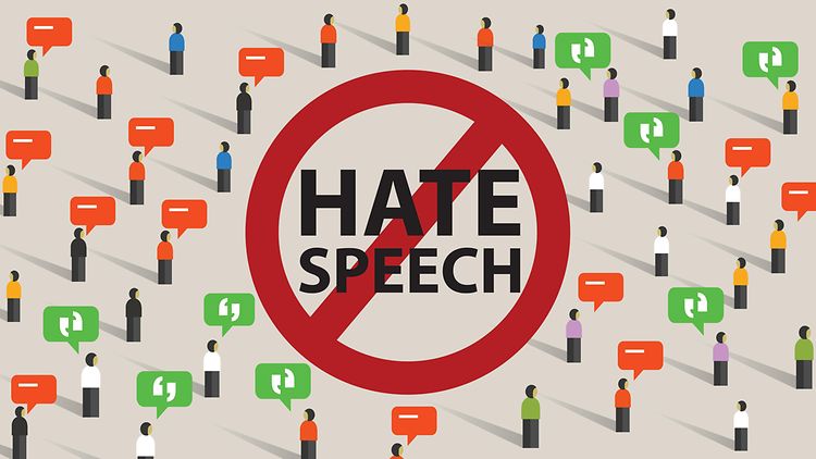  Der Schriftzug "Hate Speech" ist wie ein Parkverbotsschild rot durchgestrichen. Darum stehen viele gezeichnete Menschen, die eine orange oder grüne Sprechblase über ihrem Kopf tragen.