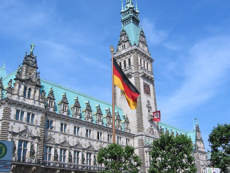  Das Hamburger Rathaus mit Deutschland-Fahne. Foto: Pressestelle des Senats/Koch