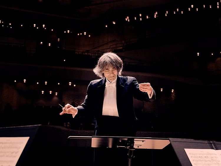  Dirigent Kent Nagano steht vor einem Orchester.