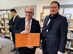  Bildungssenator Ties Rabe und Kultursenator Dr. Carsten Brosda mit Buch