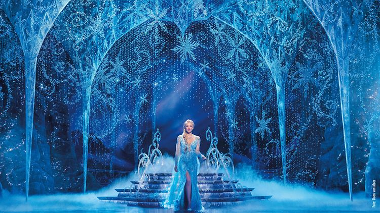  PRinzessin Elsa steht vor Eispalast
