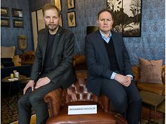  Helge Albers und Dr. Carsten Brosda mti dem leeren Sessel für den iranischen Filmemacher Mohammad Rasoulof
