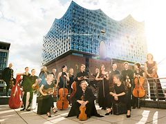  Das Orchester Ensemble Resonanz vor der Elbphilharmonie