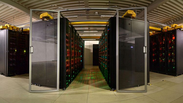  Blick in den Rechnerraum auf den Supercomputer „Blizzard“, ein IBM-Power6-System