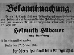  Das zeutgenössische Dokument in der Helmuth-Hübener-Ausstellung stellt die Bekanntmachung der Hinrichtung von Helmuth Hübener dar.