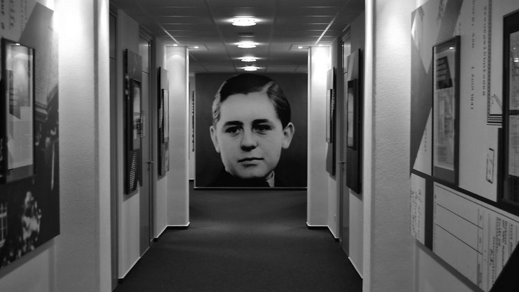  Blick in die Helmuth-Hübener-Ausstellung in der Verwaltungsschule; an der Stirnseite ein Portraitfoto von Helmuth Hübener.