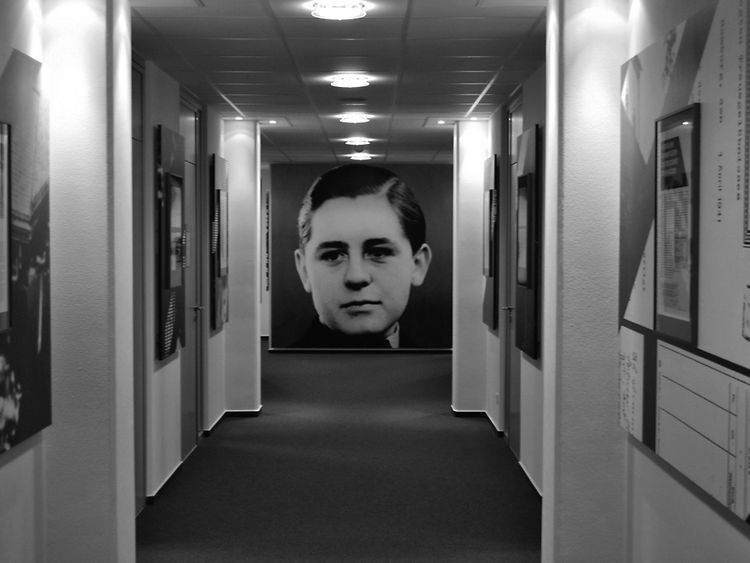  Blick in die Helmuth-Hübener-Ausstellung in der Verwaltungsschule; an der Stirnseite ein Portraitfoto von Helmuth Hübener.
