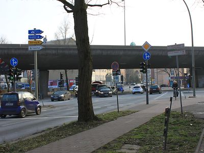  Aufnahme einer Straße, die unter einer Brücke hindurchführt.