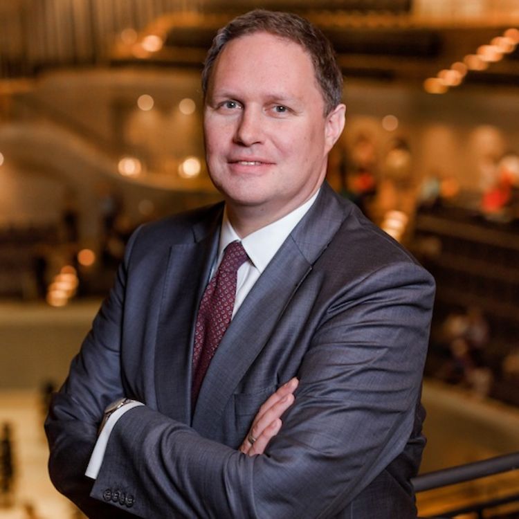  Kultursenator Dr. Carsten Brosda steht mit verschränkten Armen im großen Saal der Elbphilharmonie
