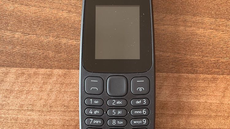  Ein Nokia Tastenhandy liegt auf einem Tisch.