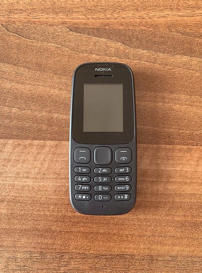 Ein Nokia Tastenhandy liegt auf einem Tisch.