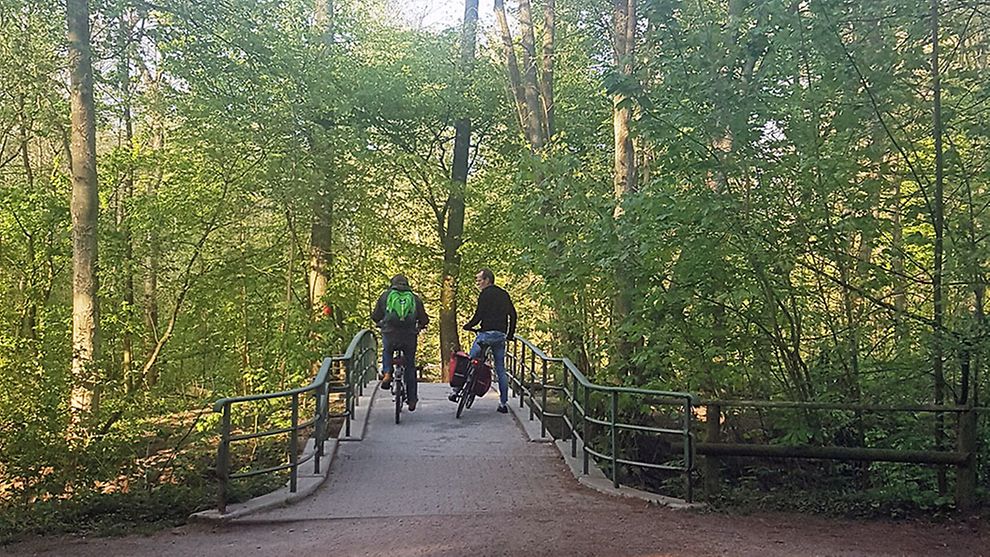  Zwei Fahrradfahrer auf einer Brücke