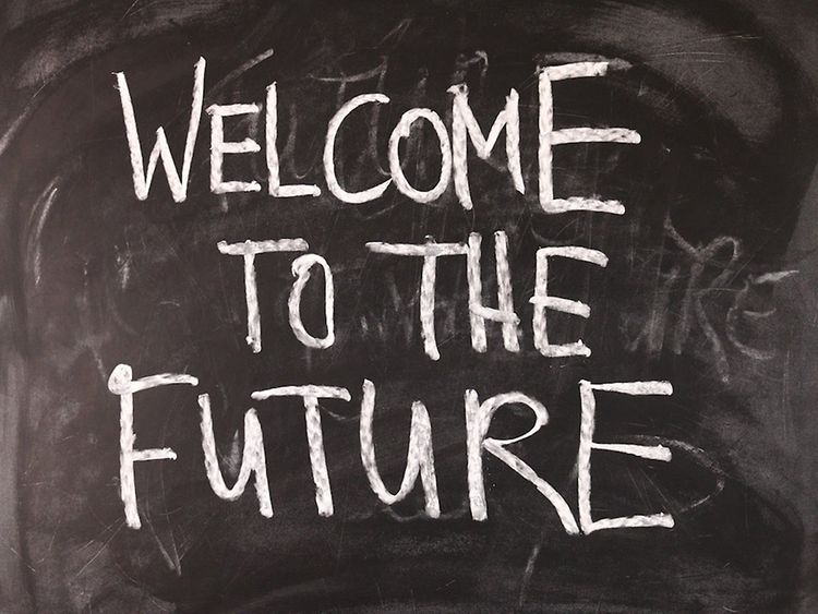  Tafel mit Kreideaufschrift "Welcome to the Future".