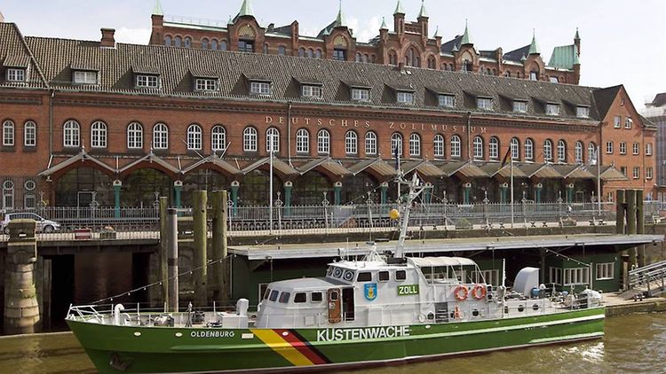  Frontansicht Zollmuseum mit Museumsschiff