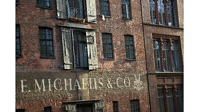  Blick auf eine historische Backsteinfassade mit Fenstern