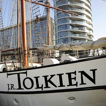  Segelschiff mit weißer Bordwand und dem Namen J.R. Tolkien.