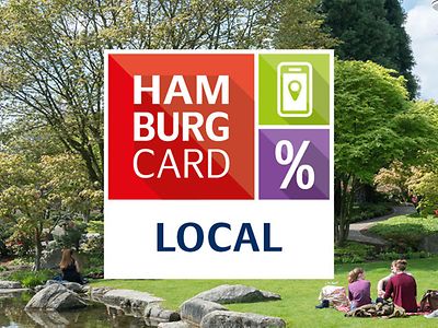  Menschen sitzen in einem Park. Auf dem Bild das Logo der Hamburg Card local.